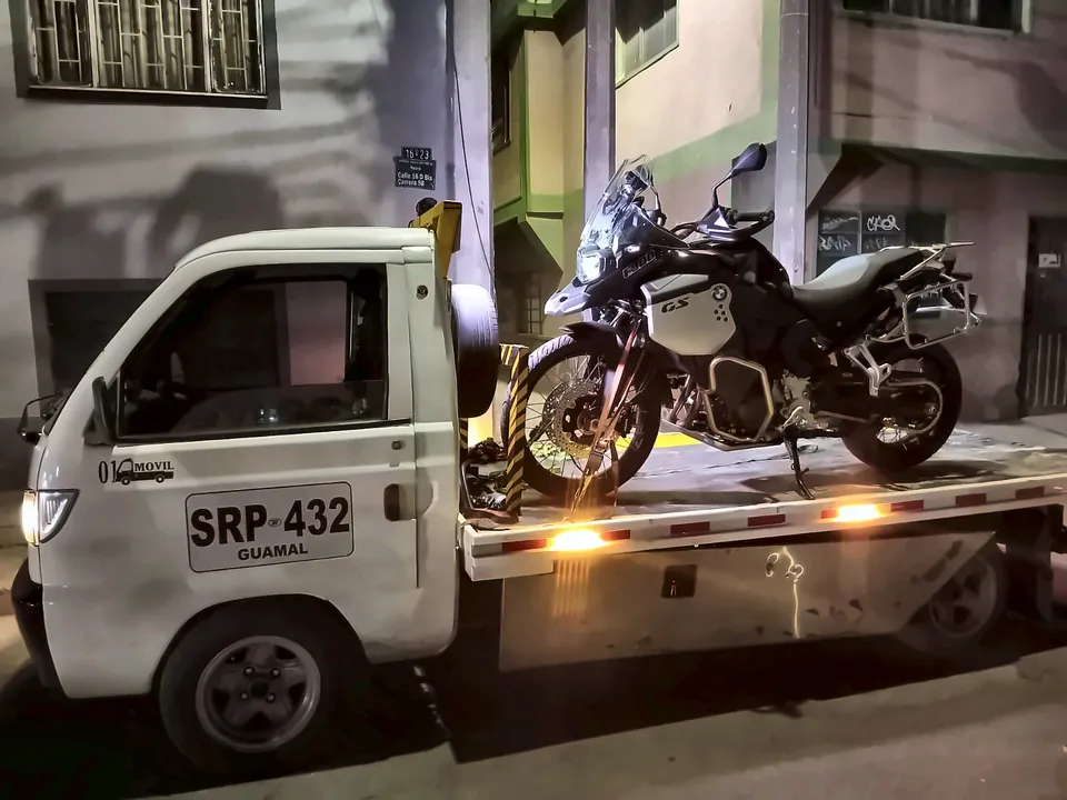 BMW GS de noche asegurada en la grúa
