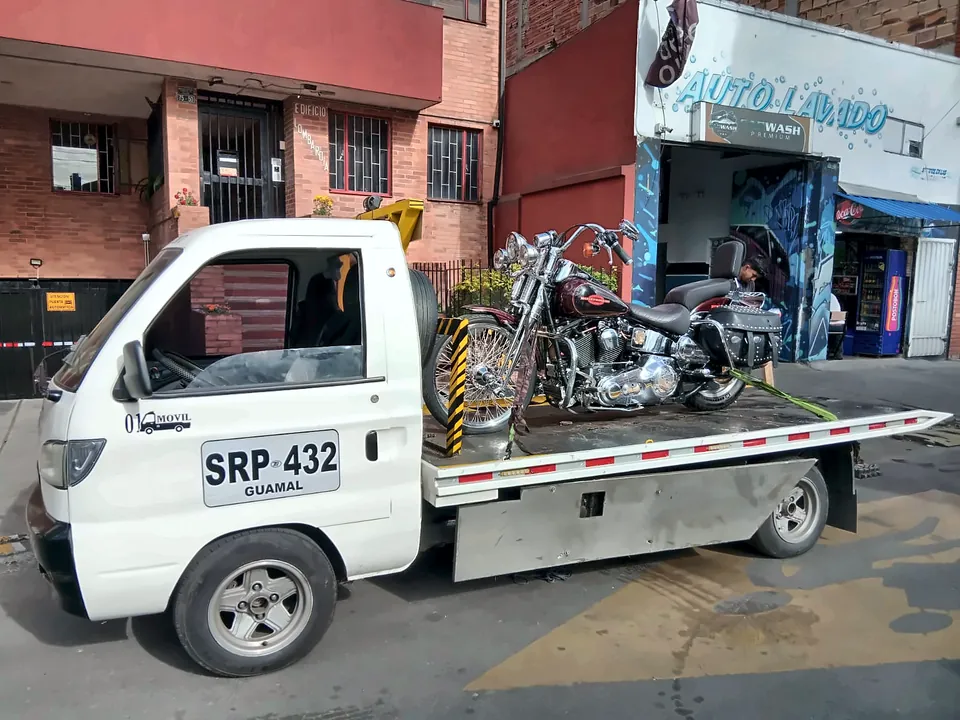 Harley-Davidson custom amarrada en el planchón