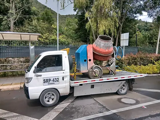Mezcladora de concreto sobre la grúa