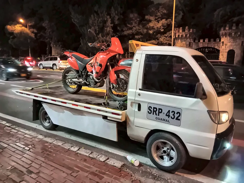 Moto trail roja en la grúa de noche
