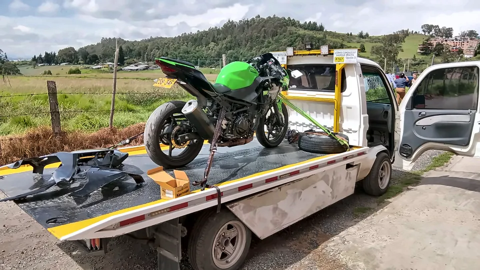 Rescate de una moto accidentada en carretera